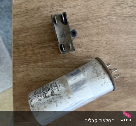 רכיב חשמלי ומחבר על שולחן עץ